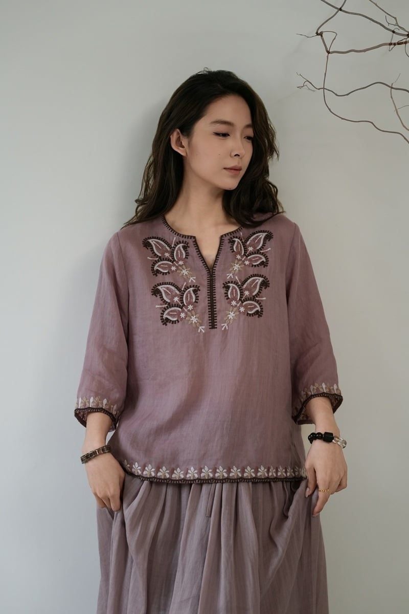  A897-Áo Ramie Thêu Hoa Lá Viền Lai Tay Cổ V Nghệ Thuật 