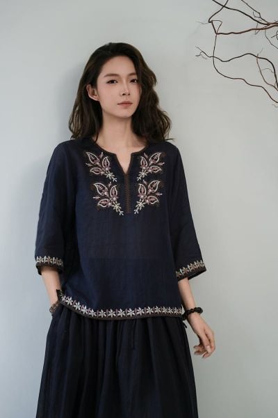  A897-Áo Ramie Thêu Hoa Lá Viền Lai Tay Cổ V Nghệ Thuật 