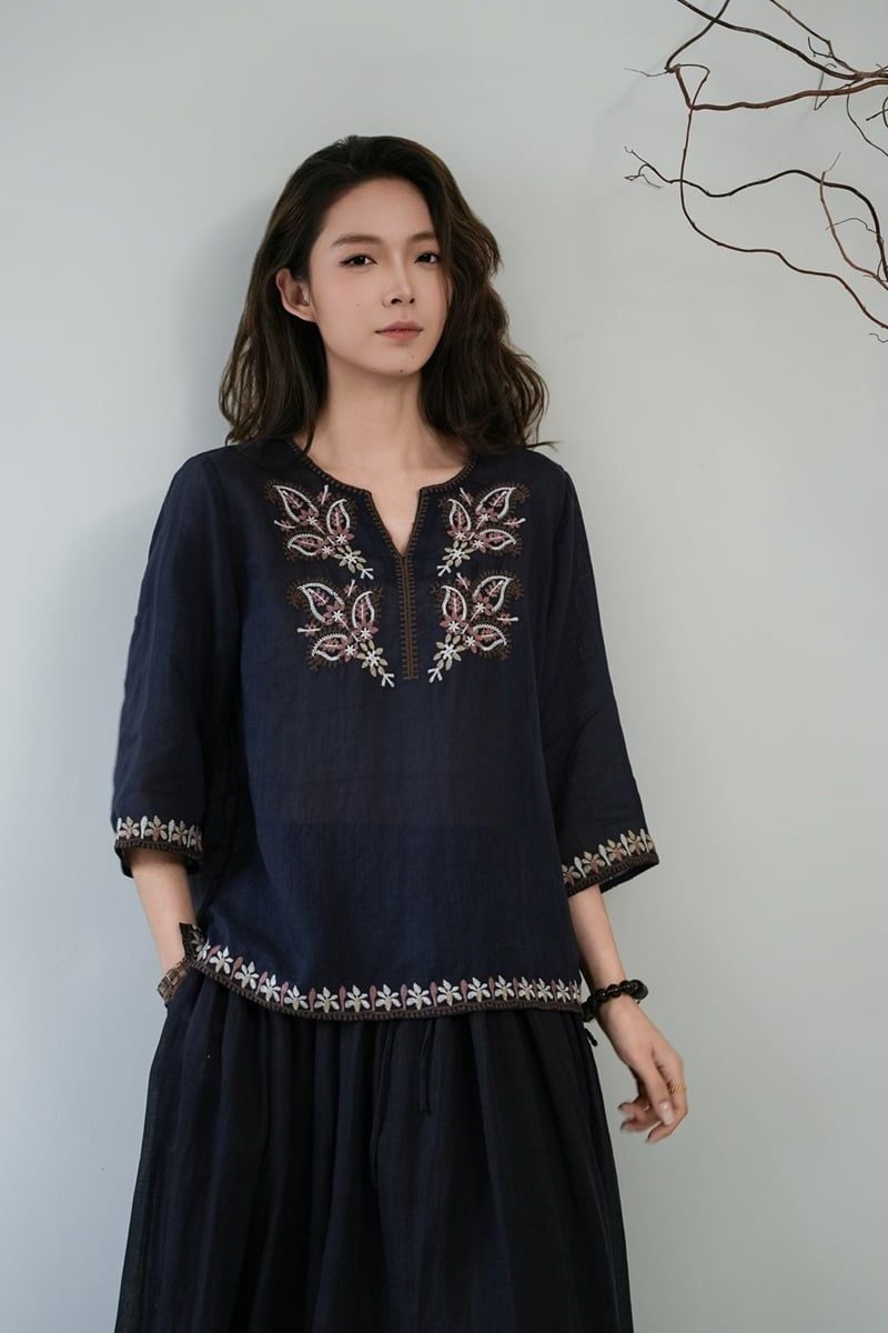  A897-Áo Ramie Thêu Hoa Lá Viền Lai Tay Cổ V Nghệ Thuật 