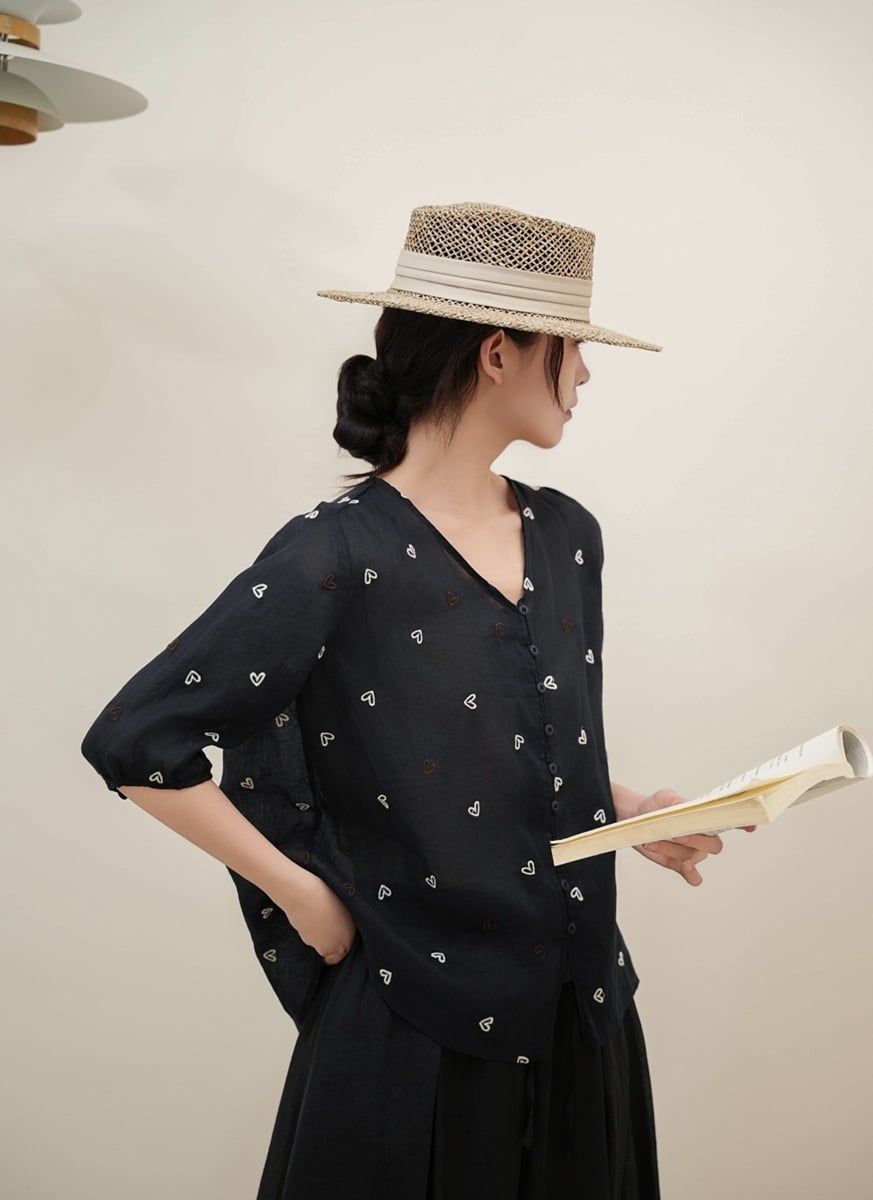  A688-Áo Ramie Thêu Tim Cổ V Thanh Lịch Cổ Điển 