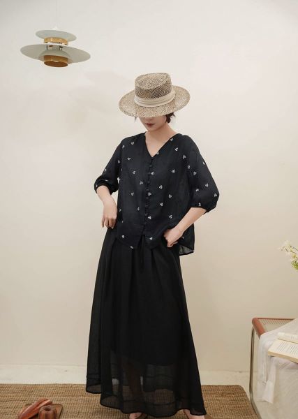  A688-Áo Ramie Thêu Tim Cổ V Thanh Lịch Cổ Điển 