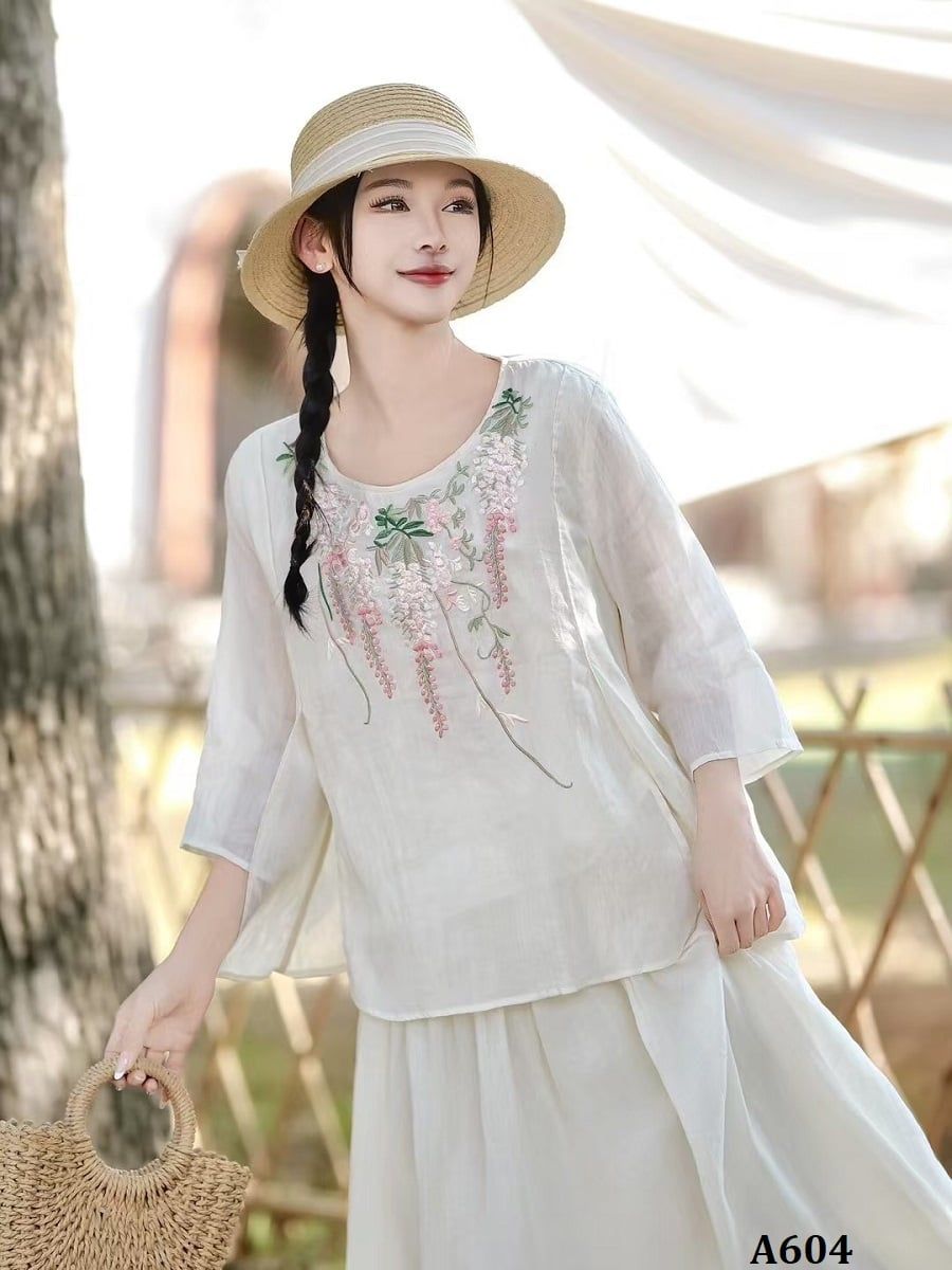  A604-Áo Ramie Thêu Hoa Cổ Tròn Thanh Lịch Cổ Điển 