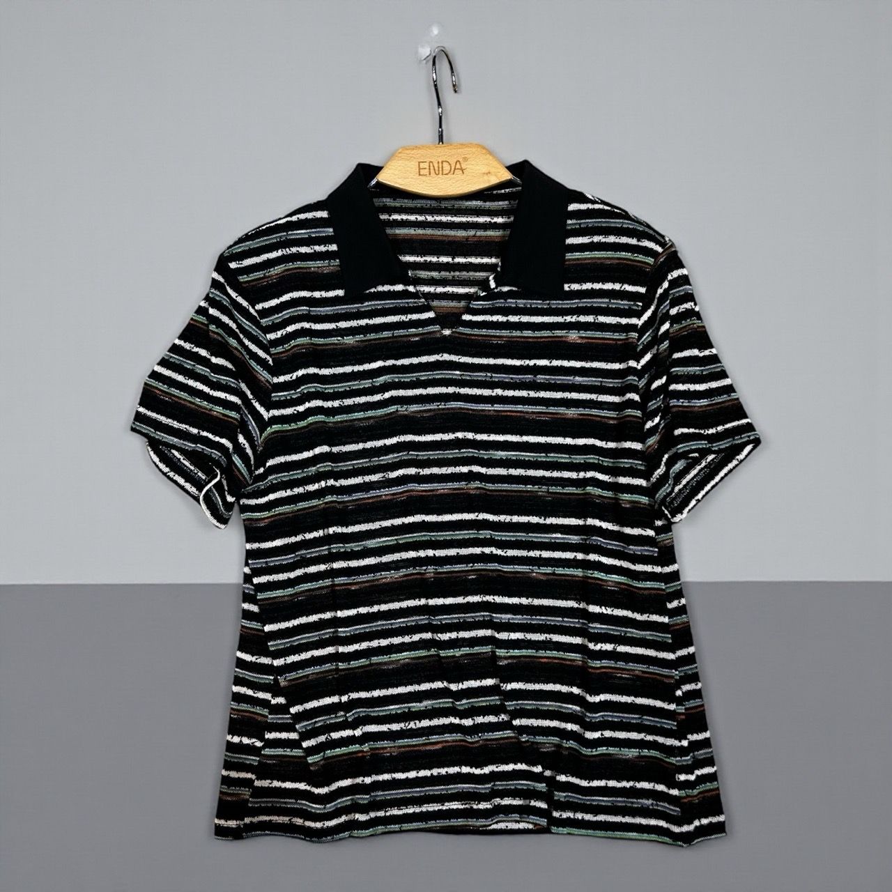  AT38-Áo Thun Sọc Phối Cổ Đen Xẻ V 