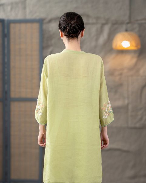  D03-Đầm Ramie Thêu Hoa Nghệ Thuật Nút Gài Cổ Điển Thanh Lịch 