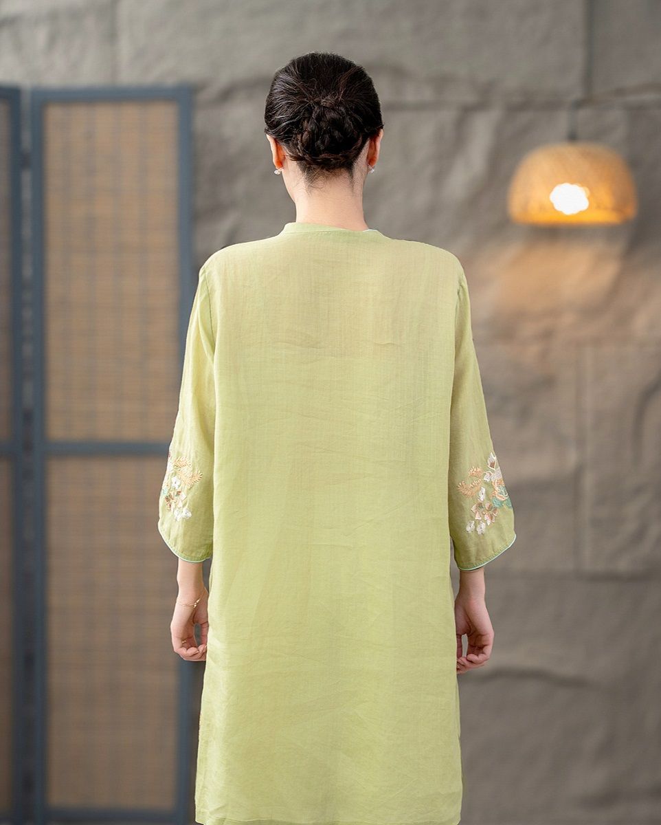  D03-Đầm Ramie Thêu Hoa Nghệ Thuật Nút Gài Cổ Điển Thanh Lịch 