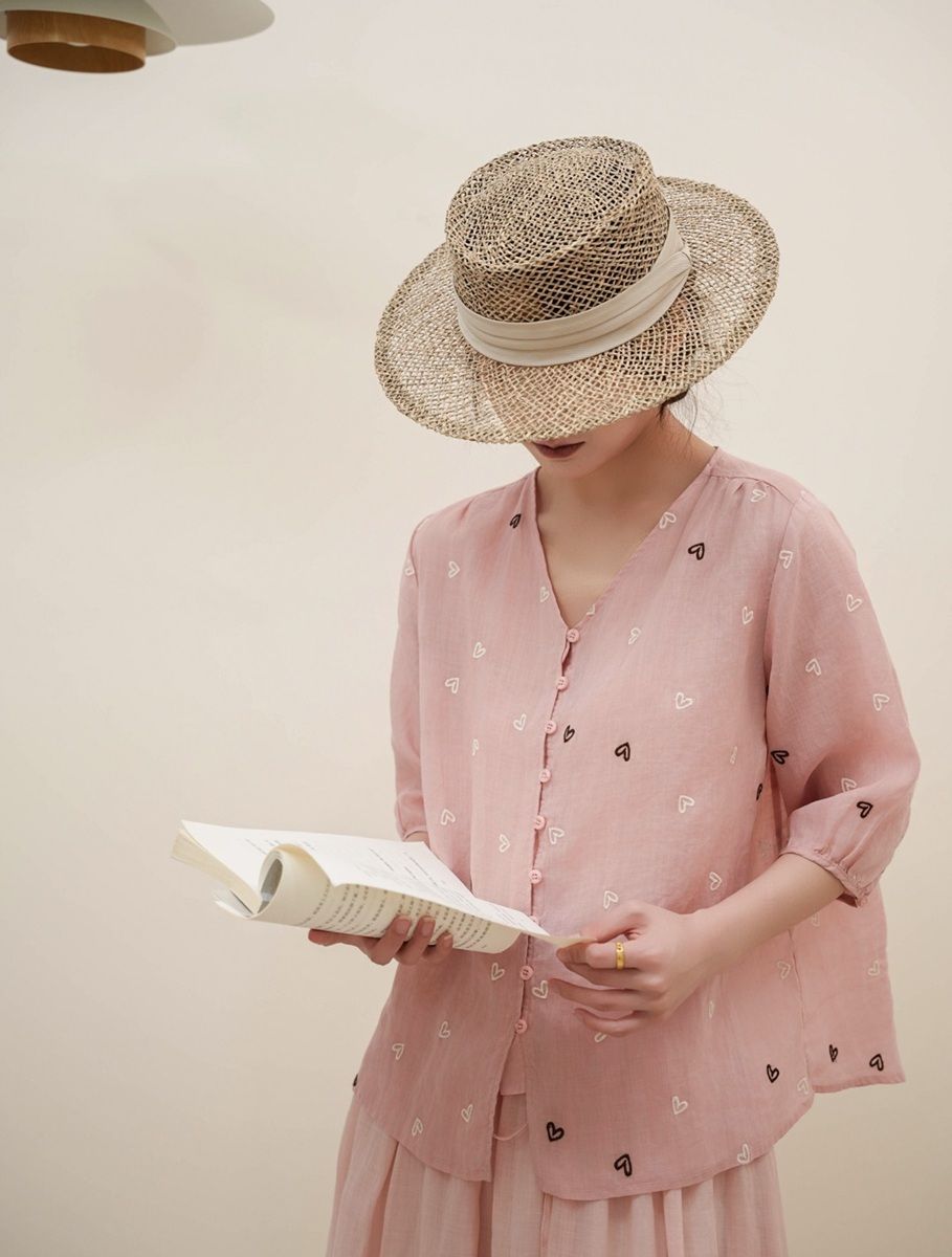  A688-Áo Ramie Thêu Tim Cổ V Thanh Lịch Cổ Điển 