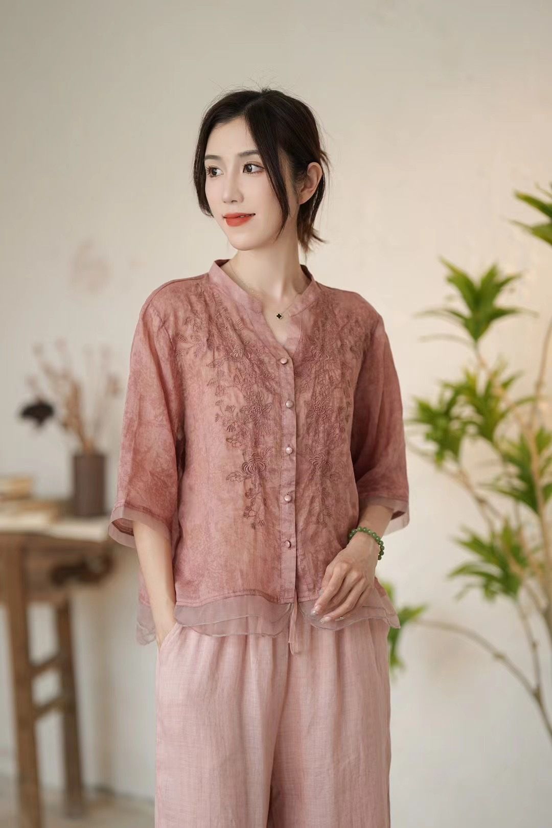  A478-Áo Ramie Cổ V Đứng Thêu Nghệ Thuật 