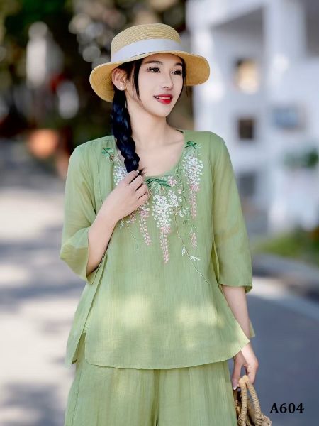  A604-Áo Ramie Thêu Hoa Cổ Tròn Thanh Lịch Cổ Điển 
