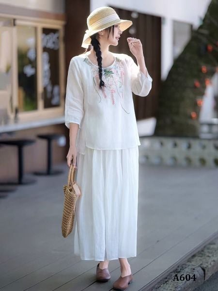  A604-Áo Ramie Thêu Hoa Cổ Tròn Thanh Lịch Cổ Điển 