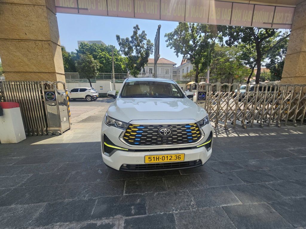  Xe 7 chỗ Toyota Innova Cross Hybrid 