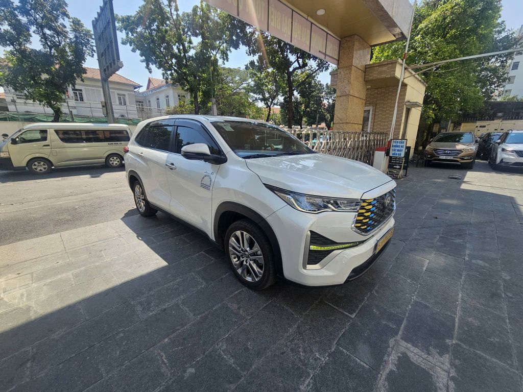  Xe 7 chỗ Toyota Innova Cross Hybrid 