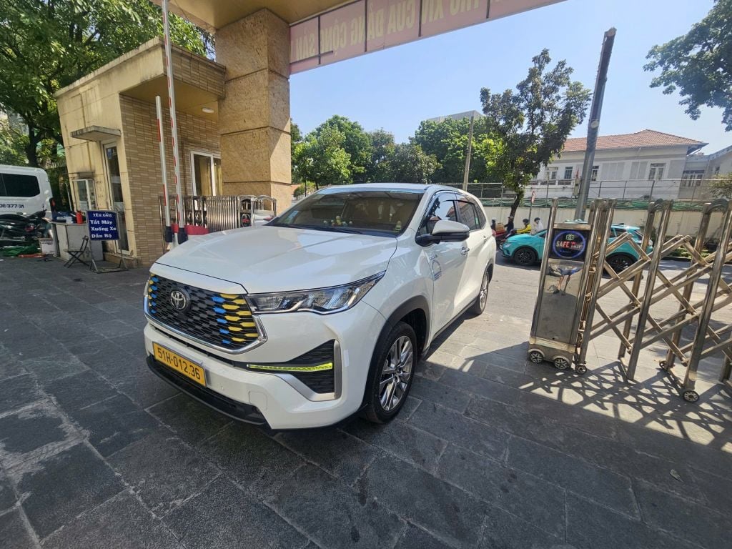  Xe 7 chỗ Toyota Innova Cross Hybrid 