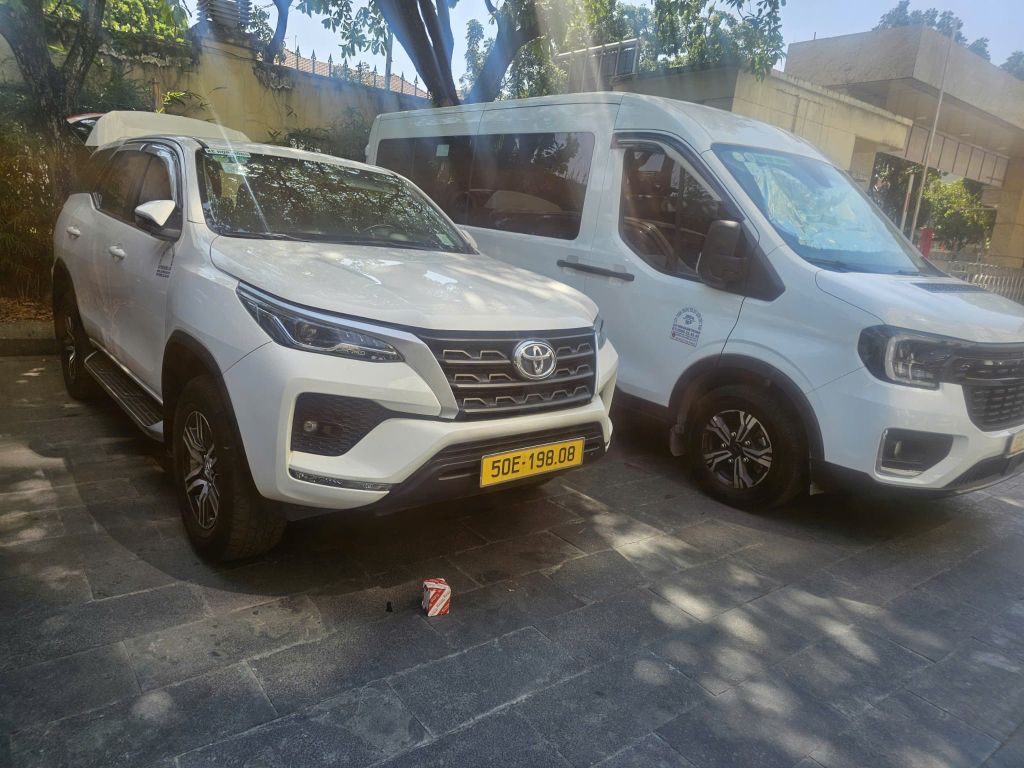  Xe 7 chỗ Toyota Fortuner 