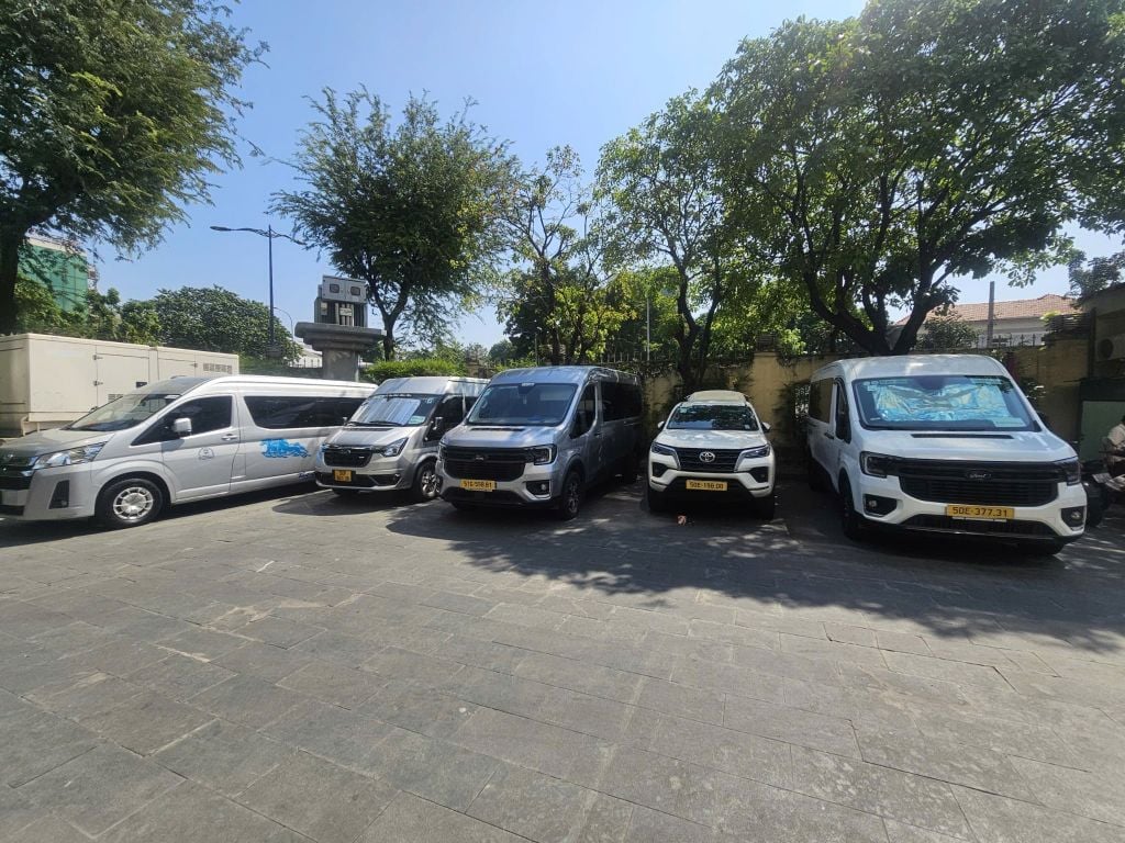  Xe 7 chỗ Toyota Fortuner 