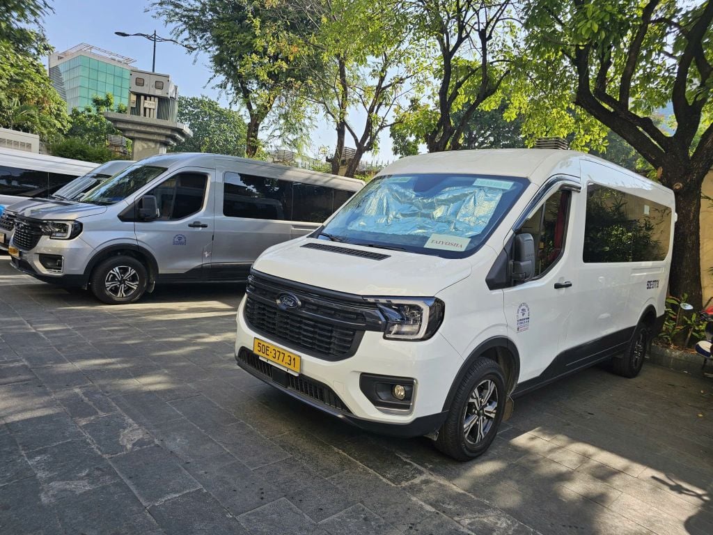  Xe 16 chỗ Ford Transit 