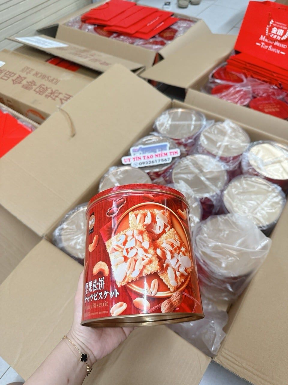  B574- Bánh quy mix hạt nutty biscuit 300g 