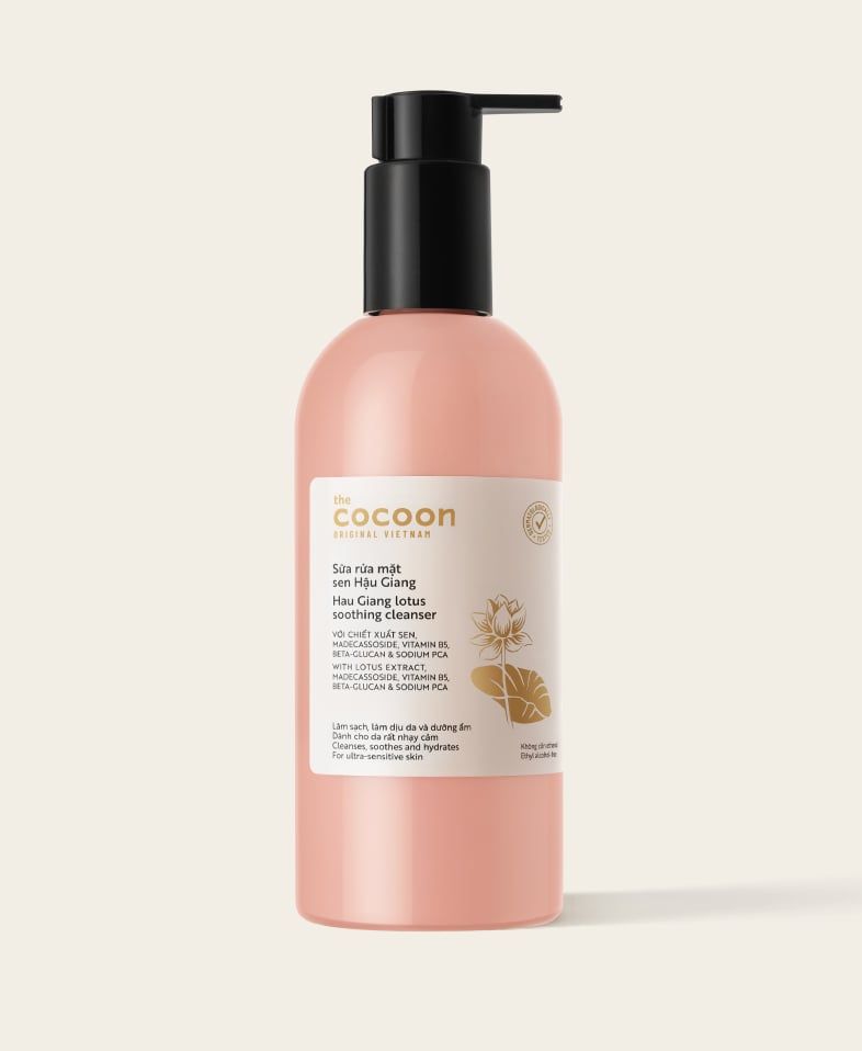 M42- Sữa Rửa Mặt Sen Hậu Giang Cocoon Lotus Soothing Cleanser - 310ml(VAT) 