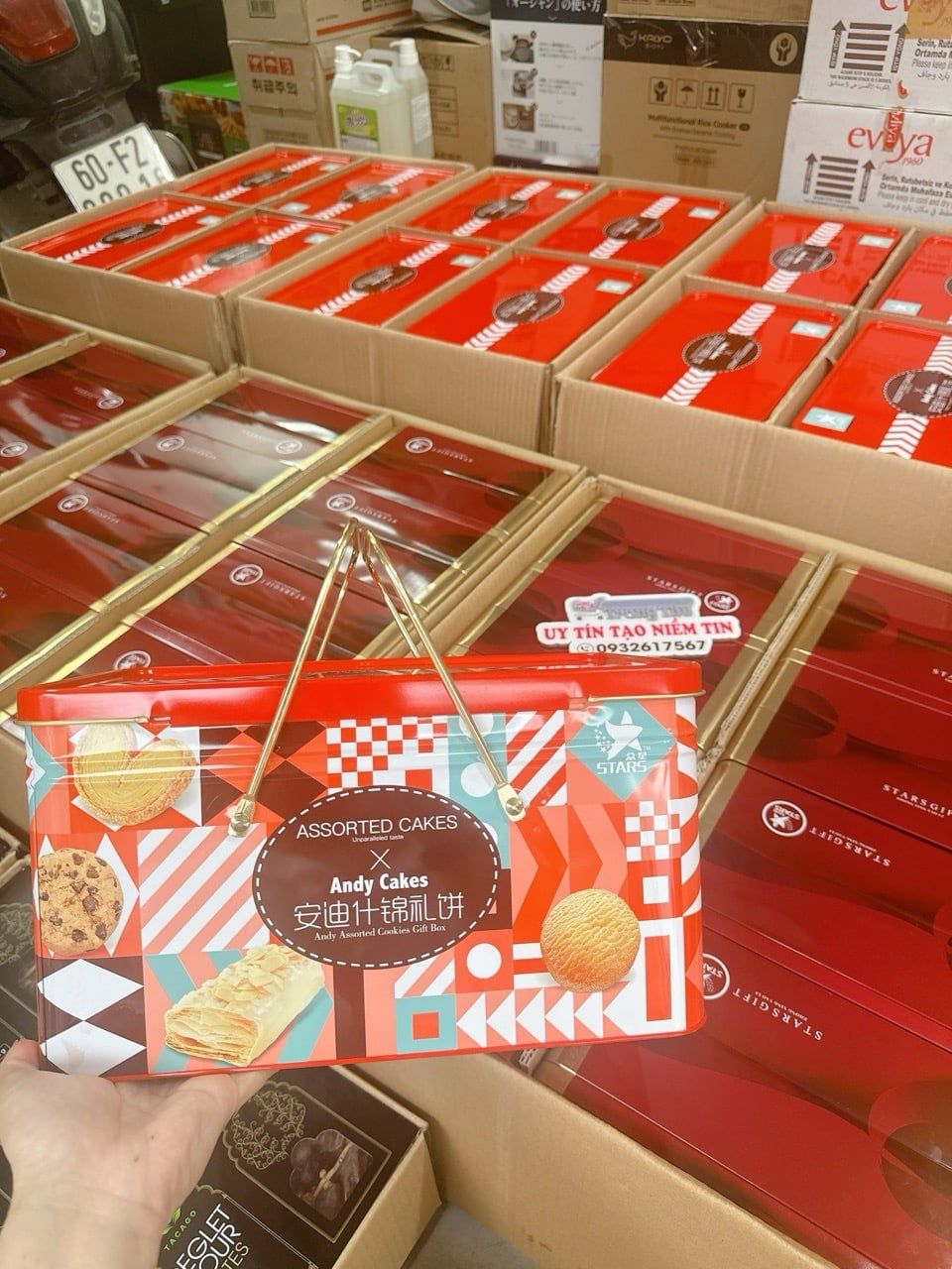  B556- Bánh quy tổng hợp hộp thiếc  STARS 558g 