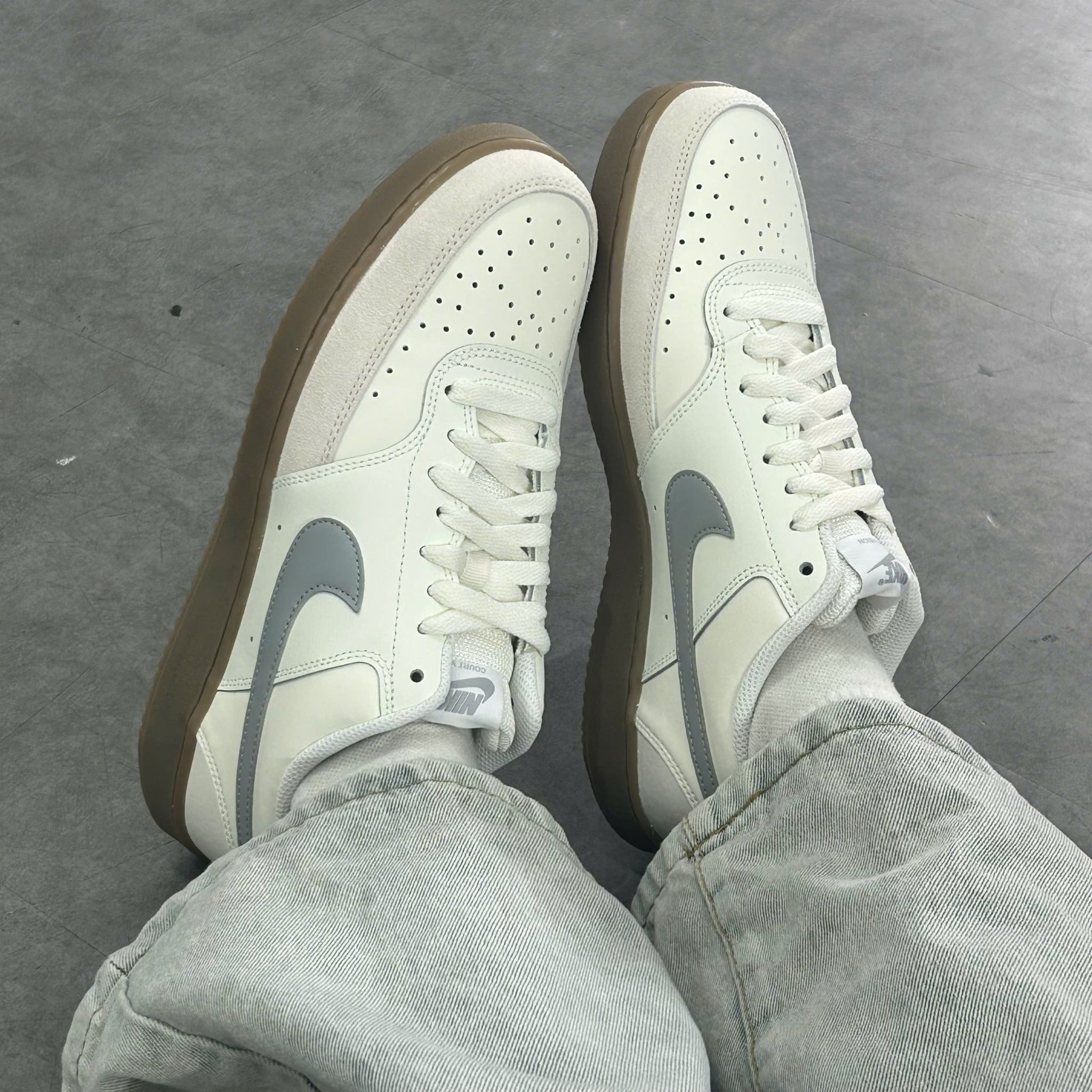  NIKE COURT VISION LOW SAIL LIGHT SMOKE GREY GUM HV2530-100 