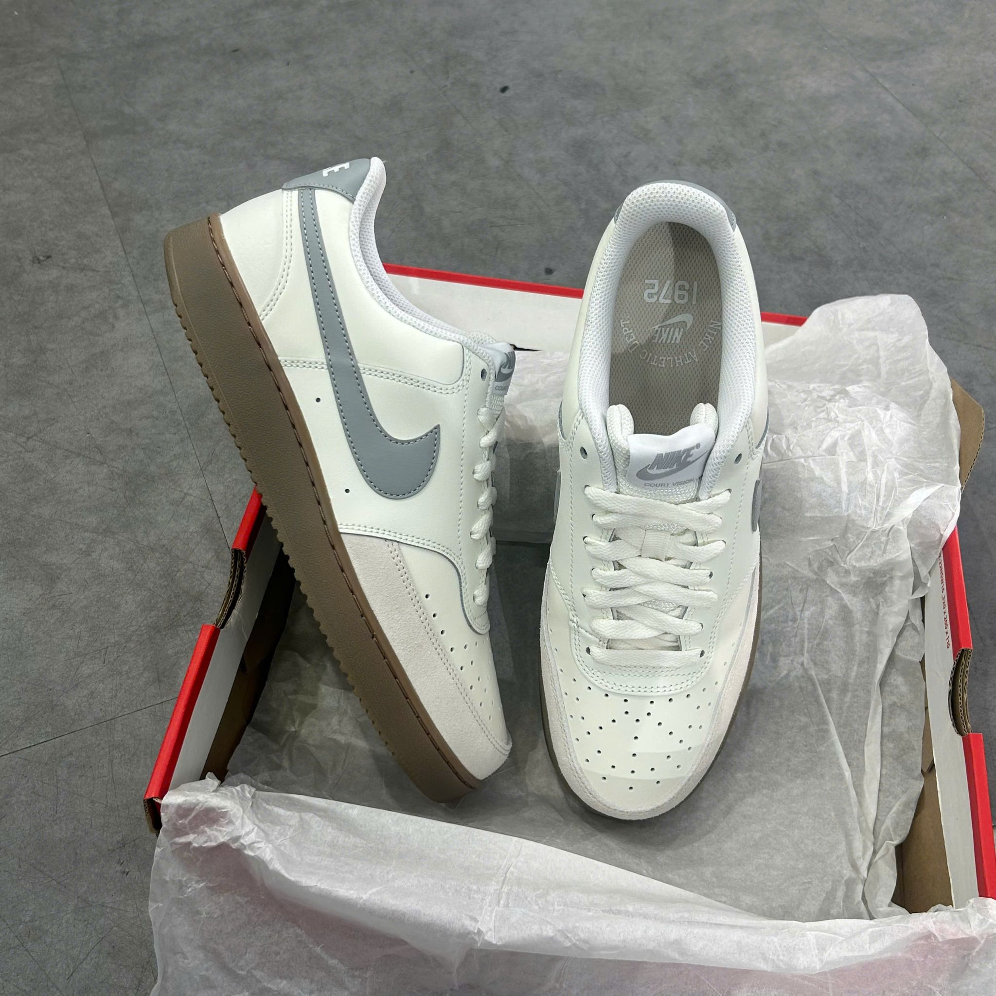  NIKE COURT VISION LOW SAIL LIGHT SMOKE GREY GUM HV2530-100 