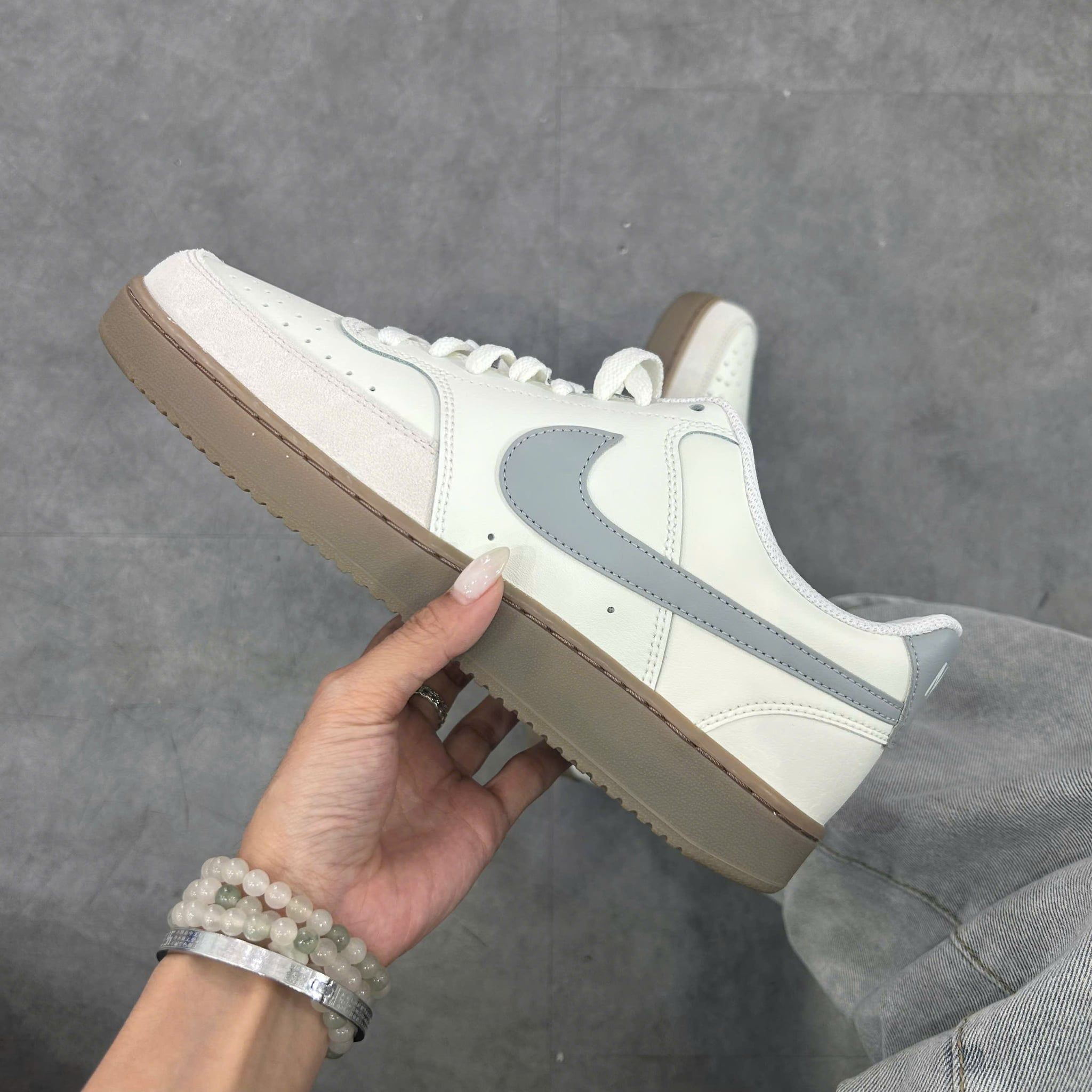  NIKE COURT VISION LOW SAIL LIGHT SMOKE GREY GUM HV2530-100 