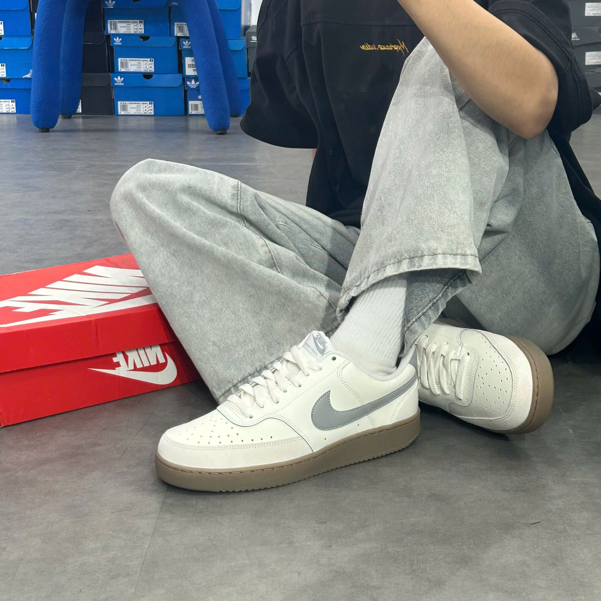  NIKE COURT VISION LOW SAIL LIGHT SMOKE GREY GUM HV2530-100 