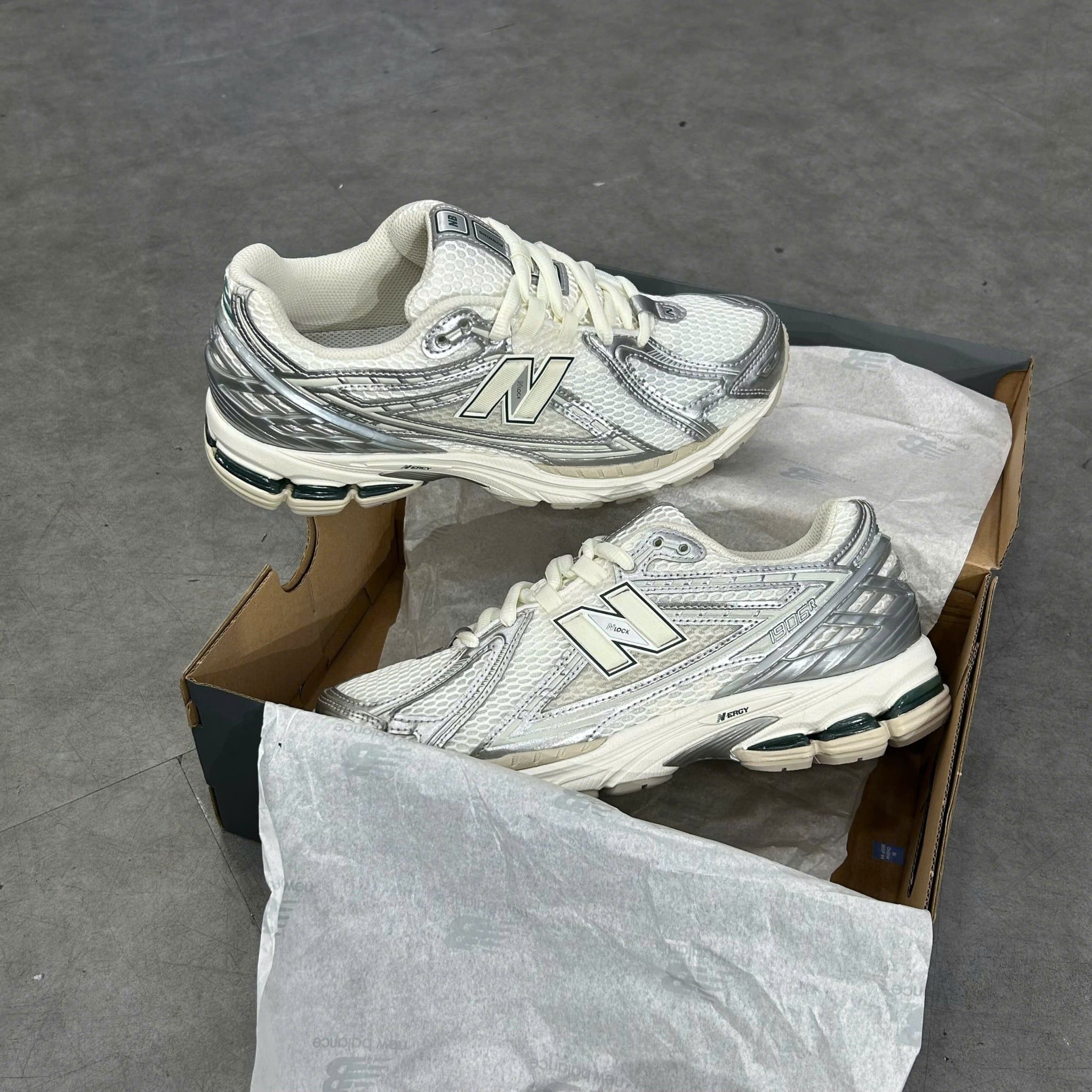  NEW BALANCE 1906R SILVER METALLIC SEA SALT M1906REE 
