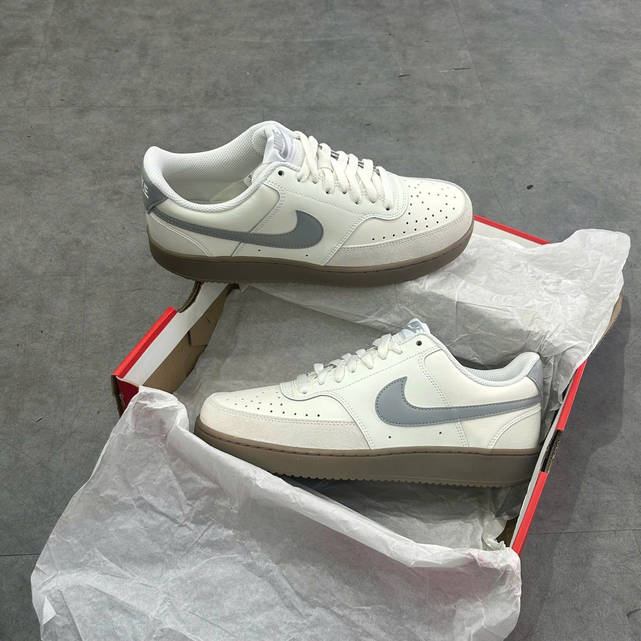  NIKE COURT VISION LOW SAIL LIGHT SMOKE GREY GUM HV2530-100 