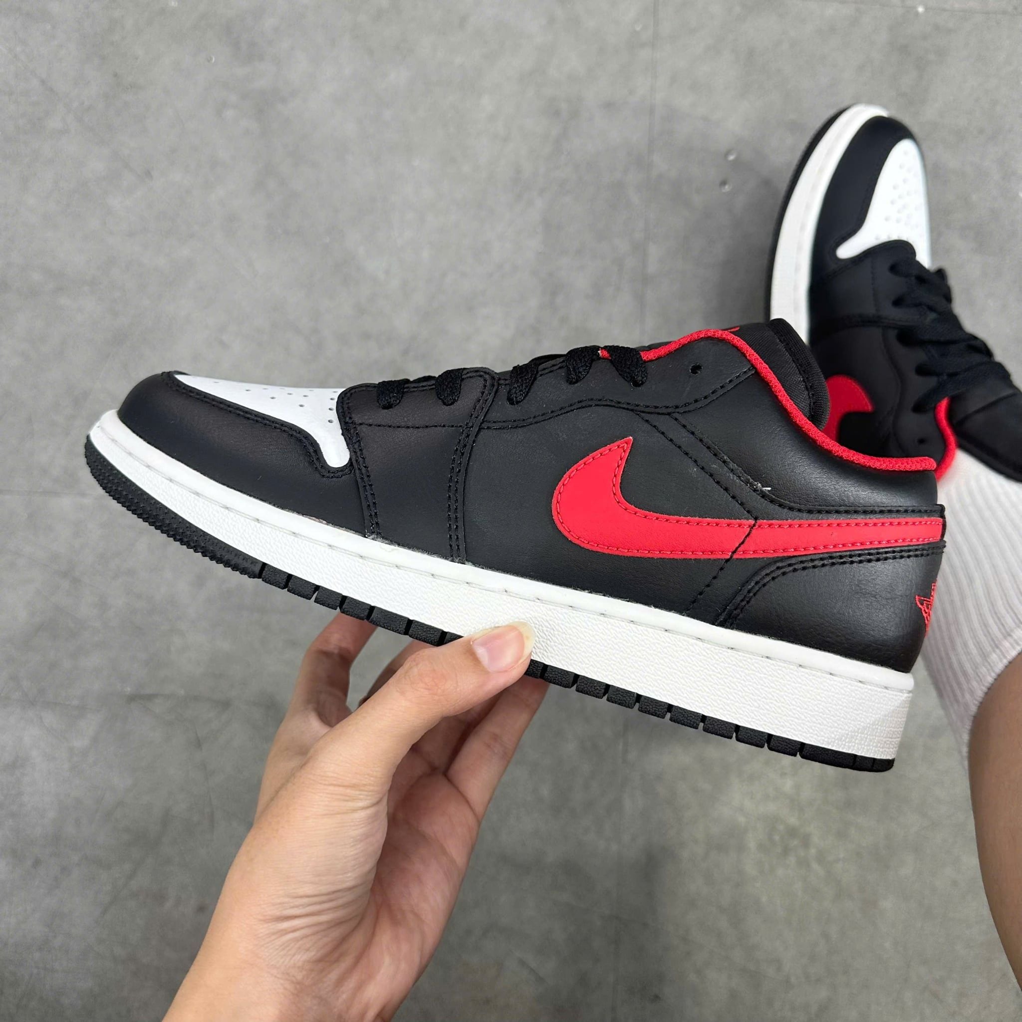  NIKE AIR JORDAN 1 LOW BLACK FIRED RED GS 553560-063 