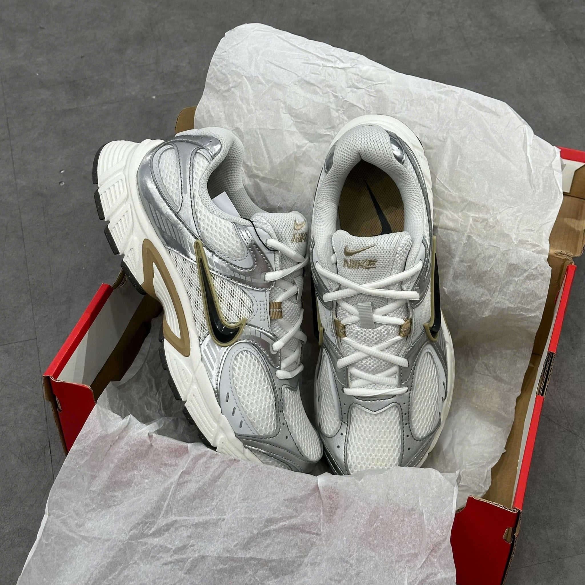  NIKE V5 RNR PARACHUTE BEIGE HJ5228-102 