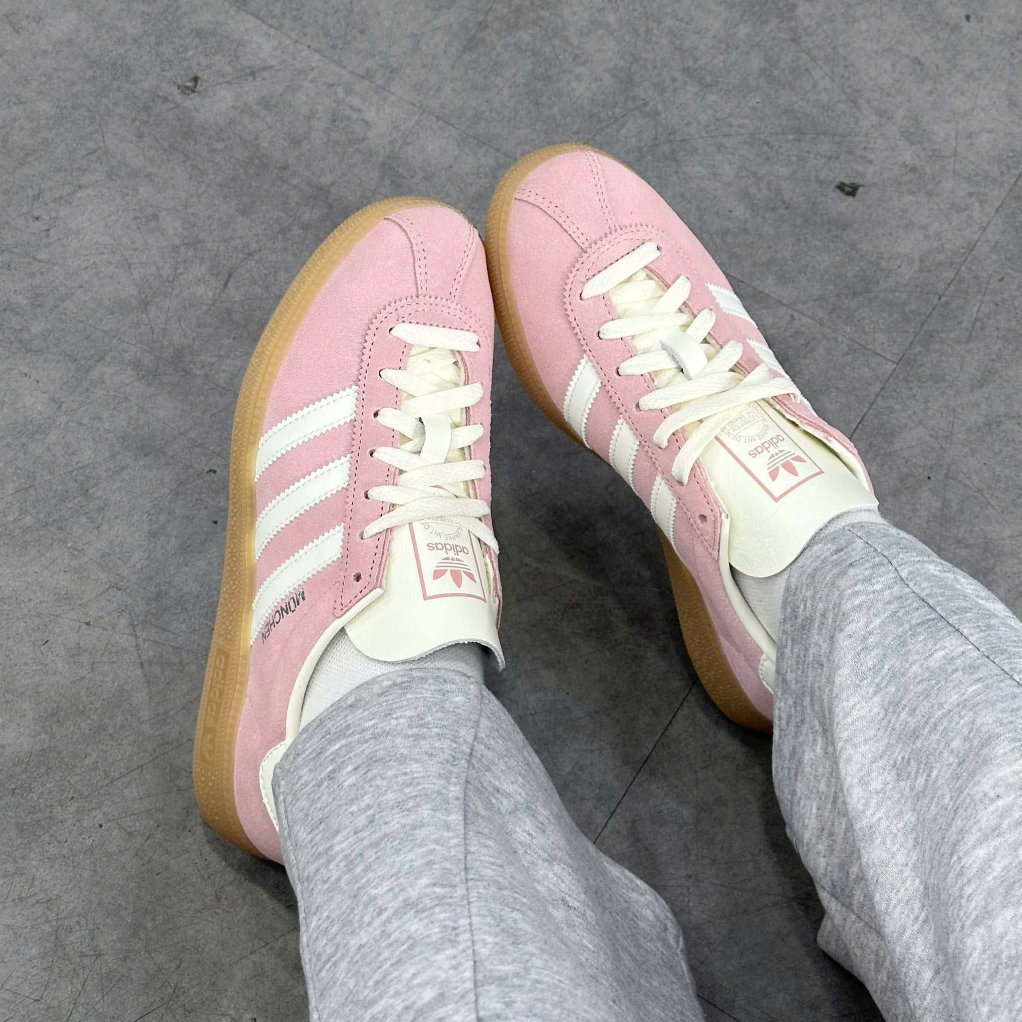  ADIDAS MUENCHEN WONDER MAUVE OFF WHITE SILVER JS3992 