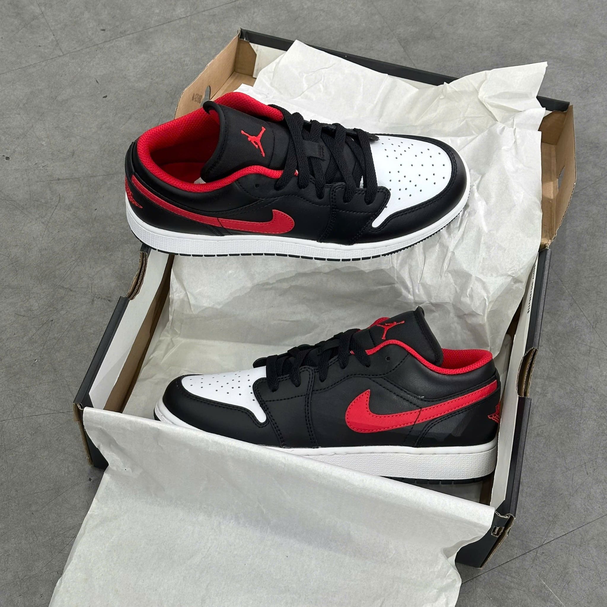  NIKE AIR JORDAN 1 LOW BLACK FIRED RED GS 553560-063 