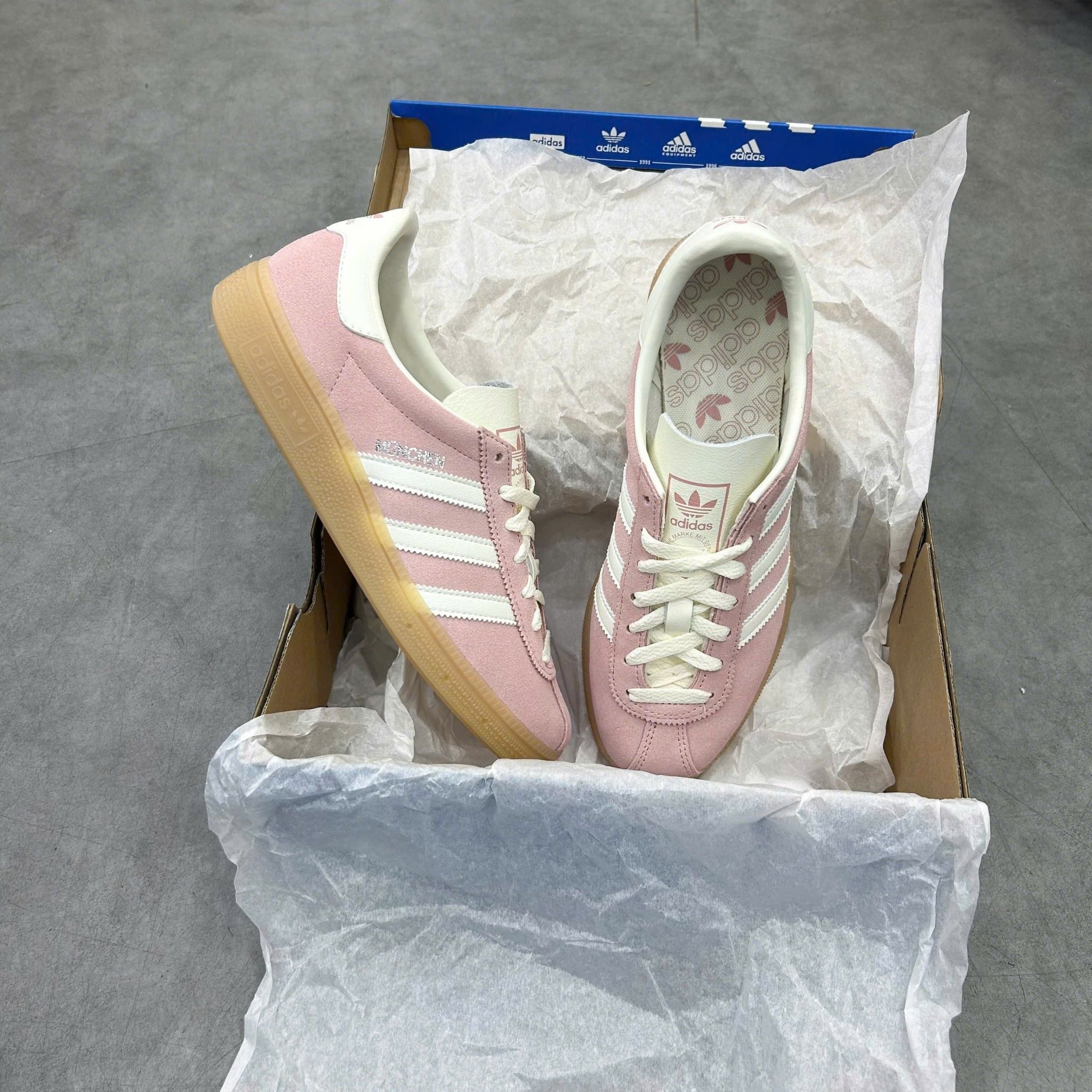  ADIDAS MUENCHEN WONDER MAUVE OFF WHITE SILVER JS3992 