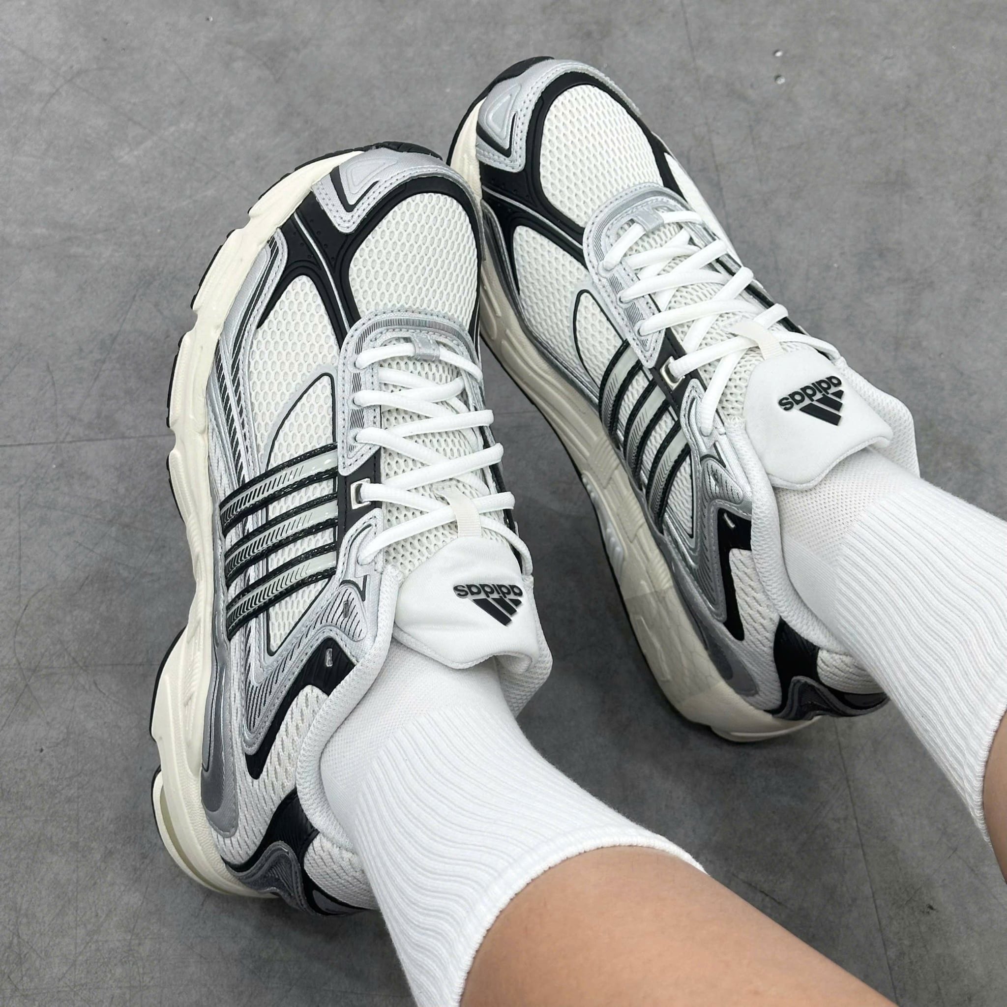  ADIDAS RESPONSE CL WHITE SILVER BLACK IG6226 
