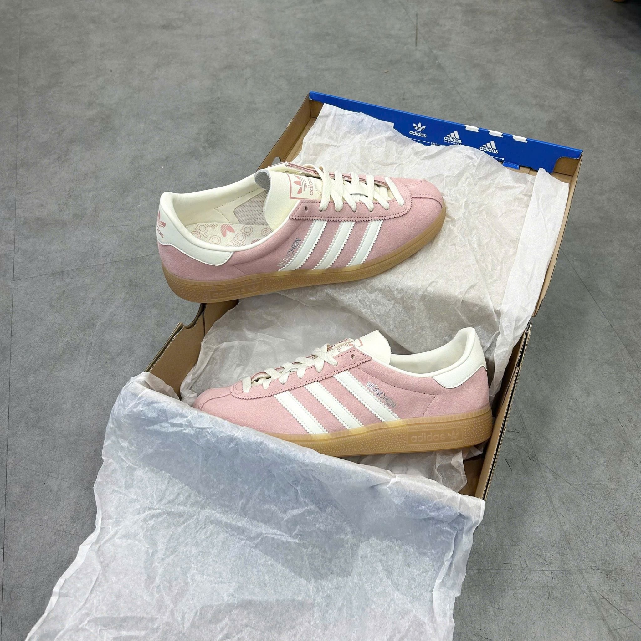  ADIDAS MUENCHEN WONDER MAUVE OFF WHITE SILVER JS3992 