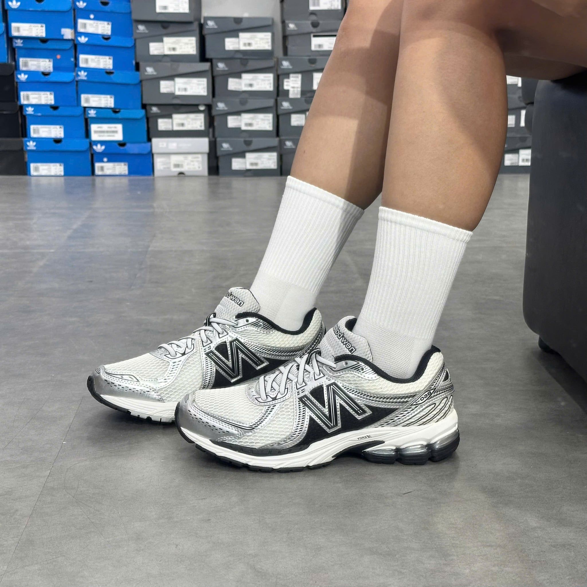  NEW BALANCE 860V2 BLACK WHITE SILVER ML860XD 