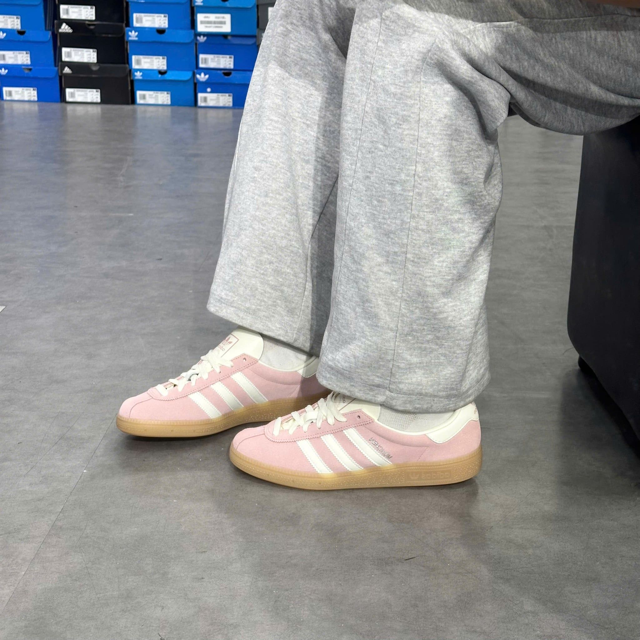  ADIDAS MUENCHEN WONDER MAUVE OFF WHITE SILVER JS3992 