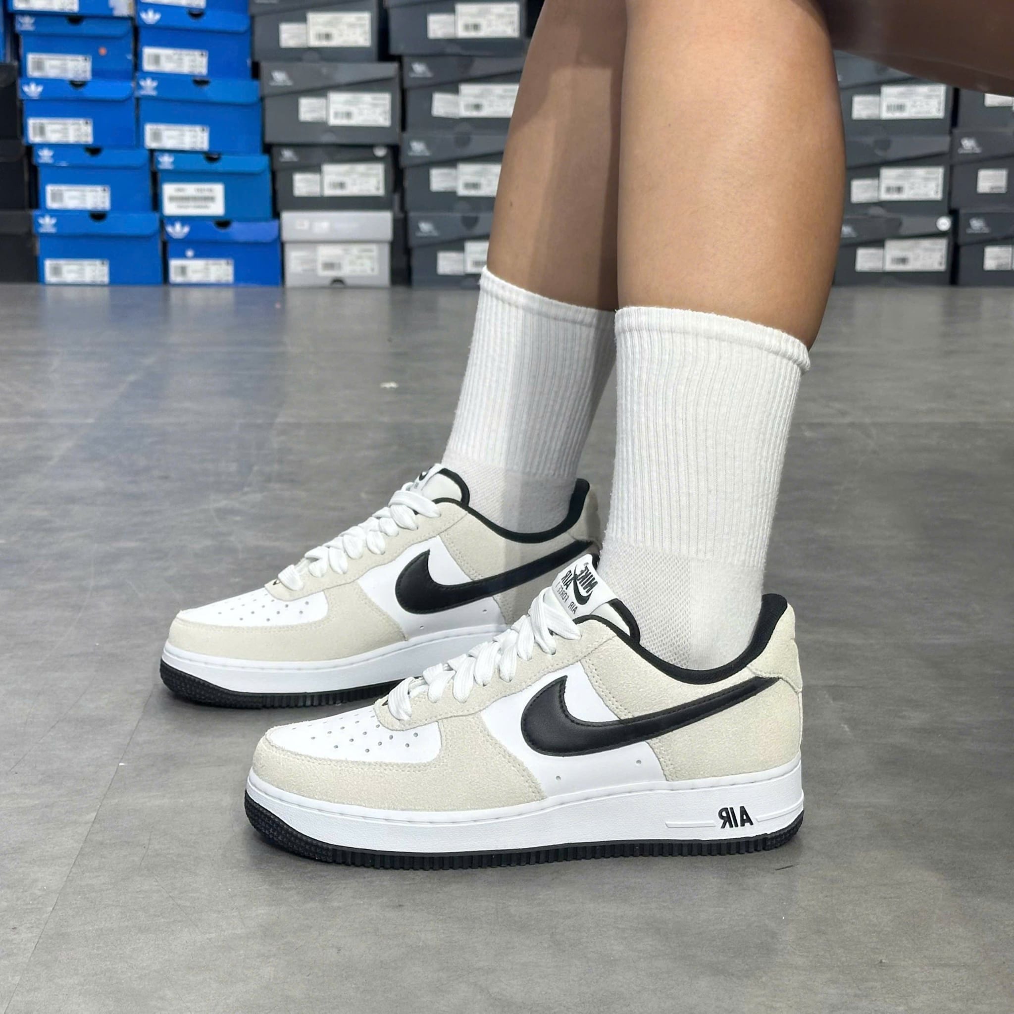  NIKE AIR FORCE 1 '07 LV8 PHOTON DUST BLACK IB6388-100 