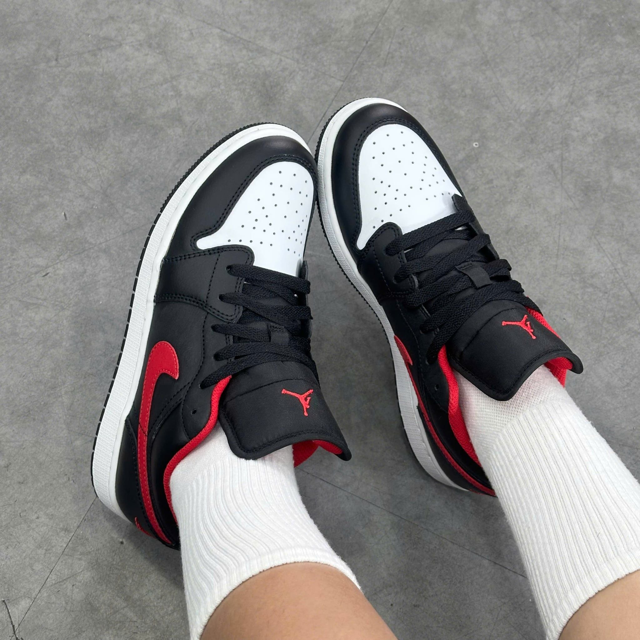  NIKE AIR JORDAN 1 LOW BLACK FIRED RED GS 553560-063 