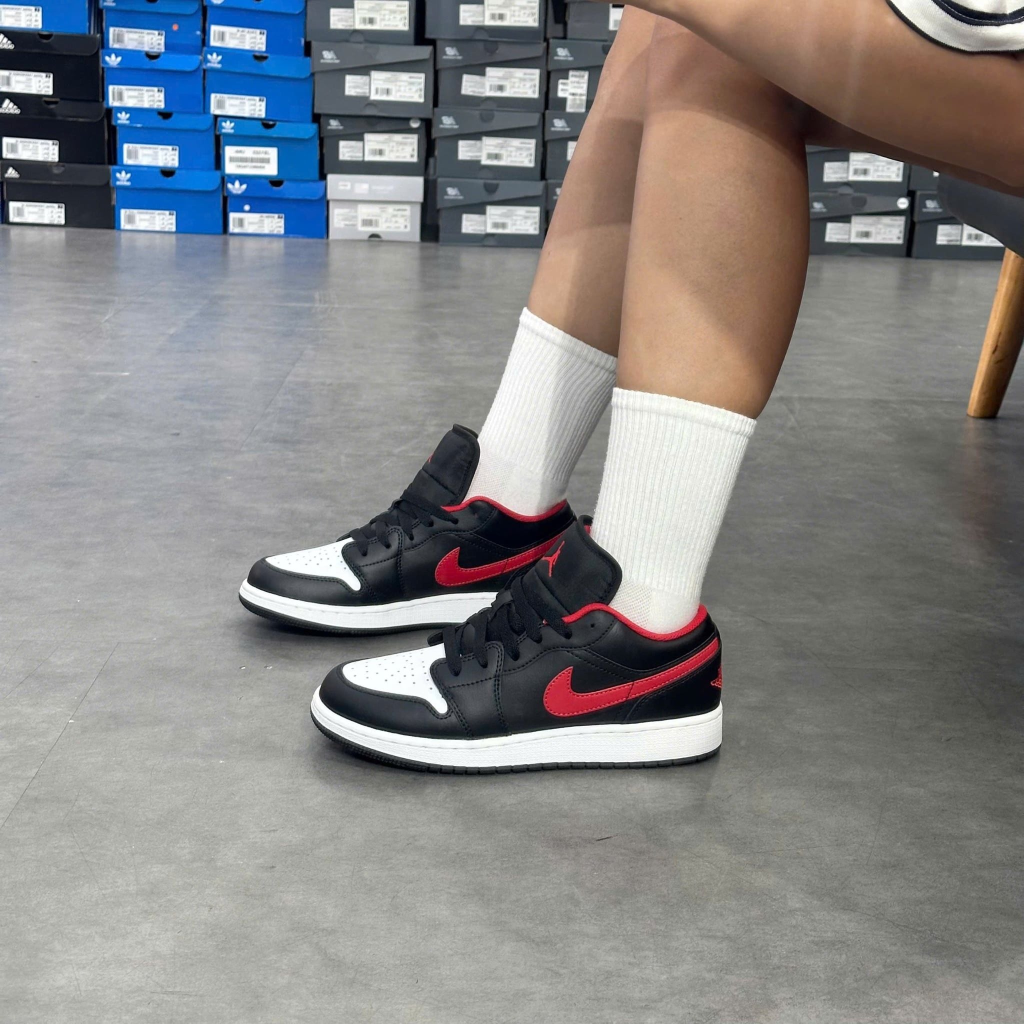 NIKE AIR JORDAN 1 LOW BLACK FIRED RED GS 553560-063 