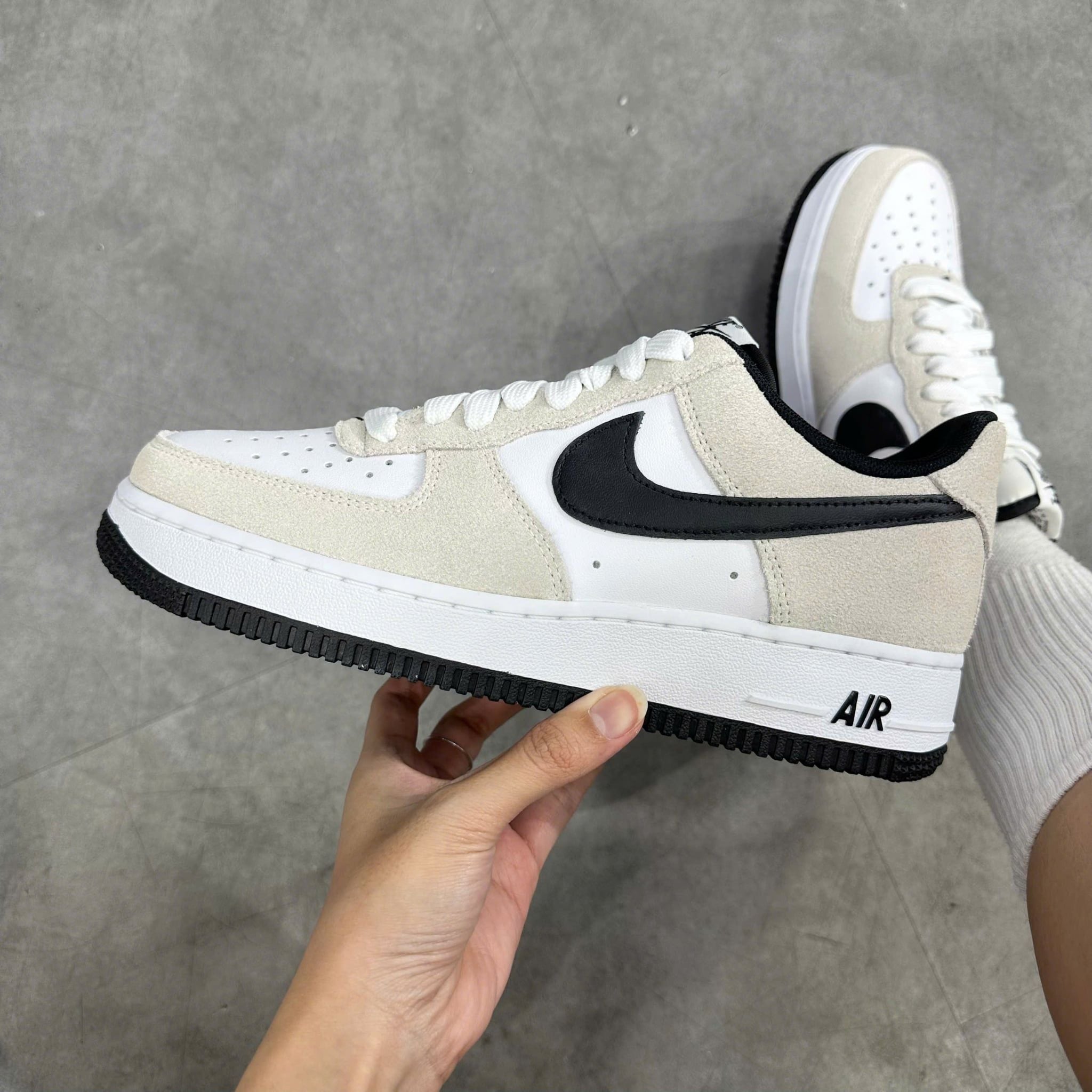  NIKE AIR FORCE 1 '07 LV8 PHOTON DUST BLACK IB6388-100 