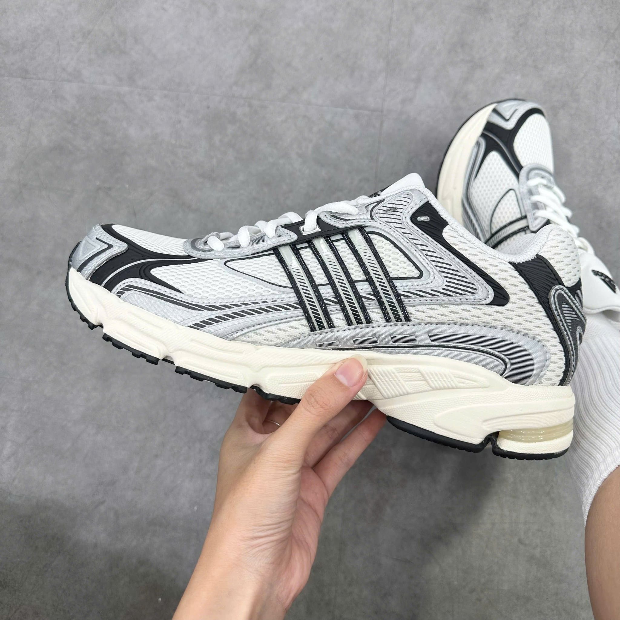  ADIDAS RESPONSE CL WHITE SILVER BLACK IG6226 