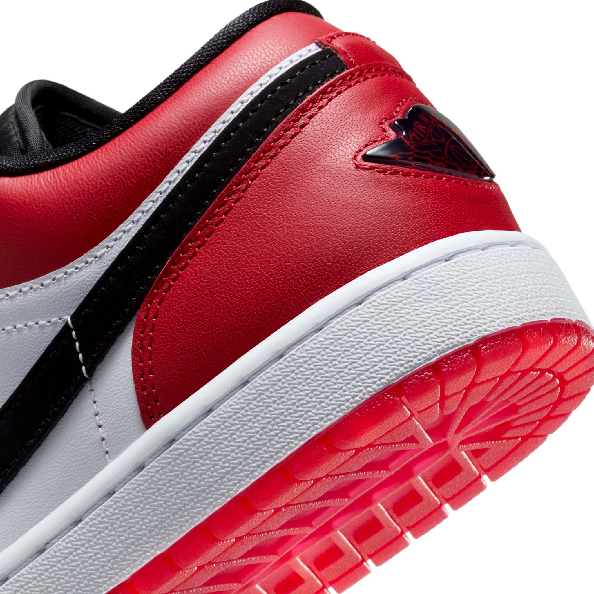  NIKE AIR JORDAN 1 LOW SE BLACK TOE IB8971-106 
