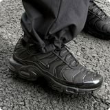  NIKE AIR MAX PLUS TRIPLE BLACK 604133-050 