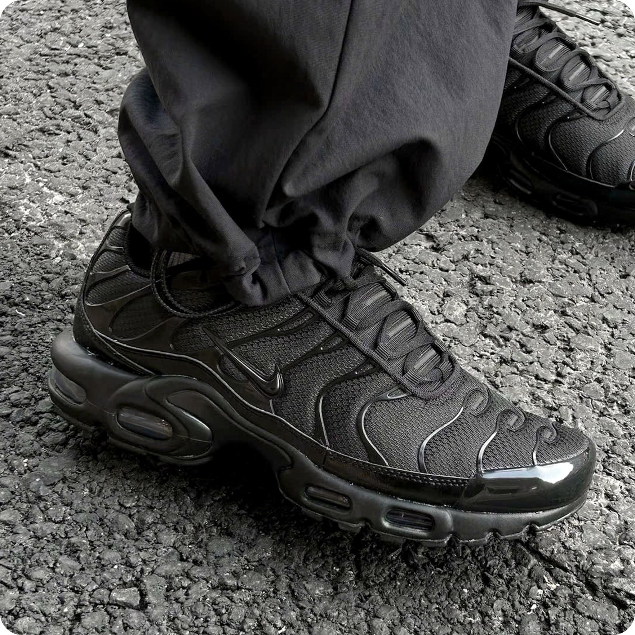  NIKE AIR MAX PLUS TRIPLE BLACK 604133-050 