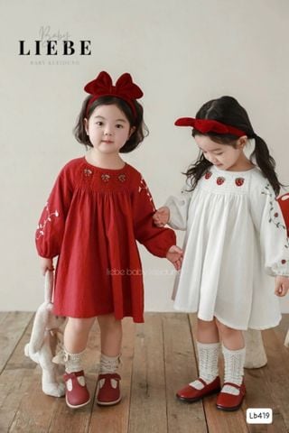 V00088 - Váy thô Liebe chun ngực thêu smock dâu tây 2 màu trắng / đỏ size 2 - 12y