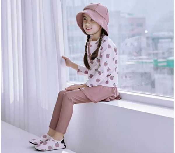 383 - Bộ bơi 3ct áo hồng quả táo + quần váy + mũ vành BG size 100-140