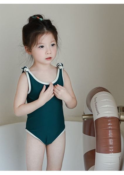 DB00016 - Bộ bơi liền thân kèm mũ trơn màu viền trắng nhiều màu bé gái size 80-130