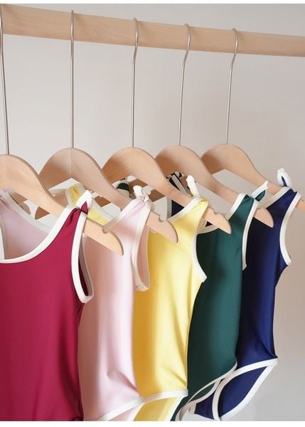 DB00016 - Bộ bơi liền thân kèm mũ trơn màu viền trắng nhiều màu bé gái size 80-130