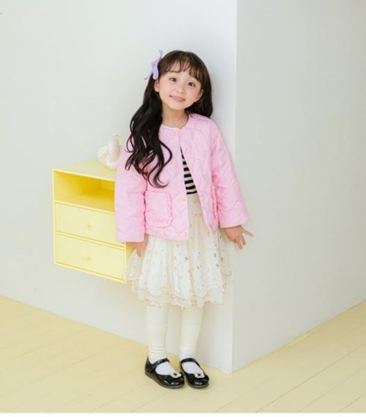 AK75 - Áo khoác chần trám Little hồng cổ tròn túi bèo